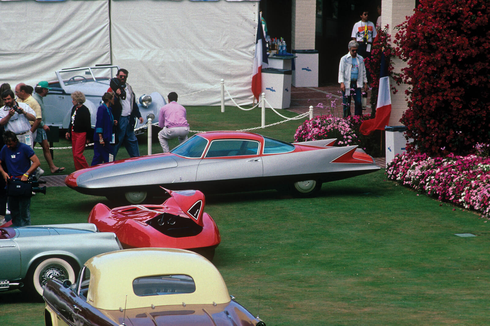 Ghia’s Streamline X “Gilda” on the Pebble Beach Concept Lawn in 1990.